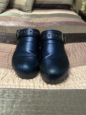 Nurse Mates ladies size 9M Leather Clog Shoes with Buckle